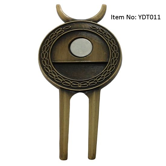 Customized zinc alloy antique divot tool with a personalized design ball marker