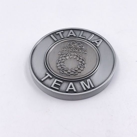 Golf poker chip with embossed logo
