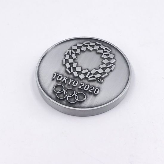 Golf poker chip with embossed logo