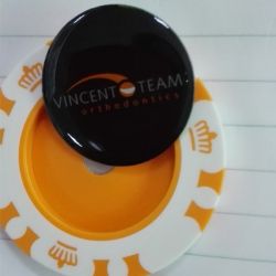 Doming golf ball marker with poker chip