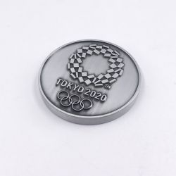 Golf poker chip with embossed logo